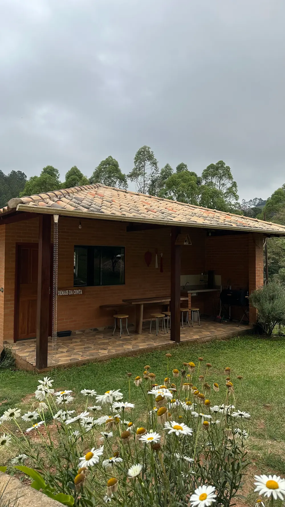Fachada do Chalé Demais da Conta