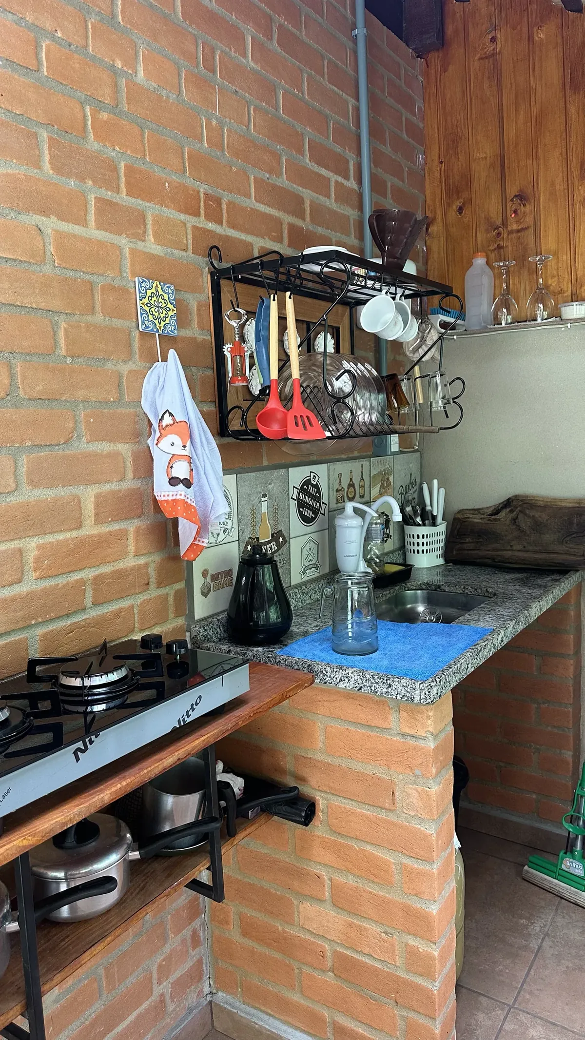 Cozinha equipada do Chalé Pode Crê